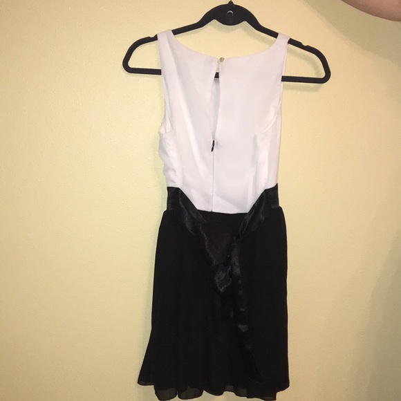 White & Black Dress with Lace front panel size 3 - Picture 2 of 3